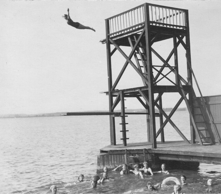 Lottia uimassa uimalaitoksella Lottien valistus- ja leiripäivien aikana 2.-14.8.1927. Kuva Perinneyhdistys 