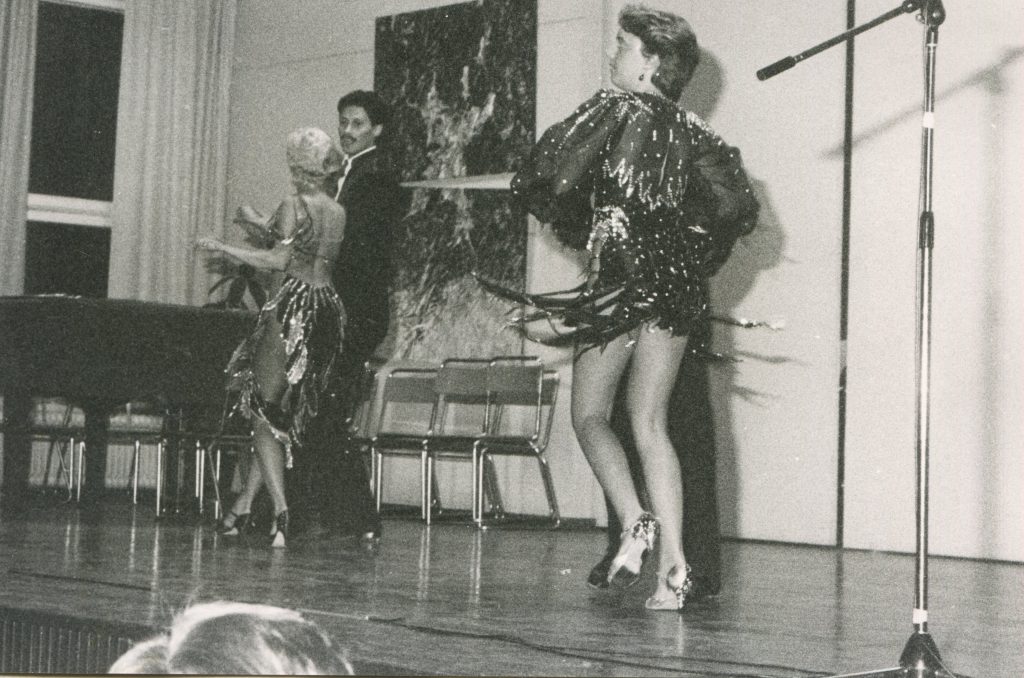 Virkistysosuuteen kuului musiikkia ja tanssiesityksiä, Niinisalon sotilaskoti 10.11.1985. Kuva Perinneyhdistys