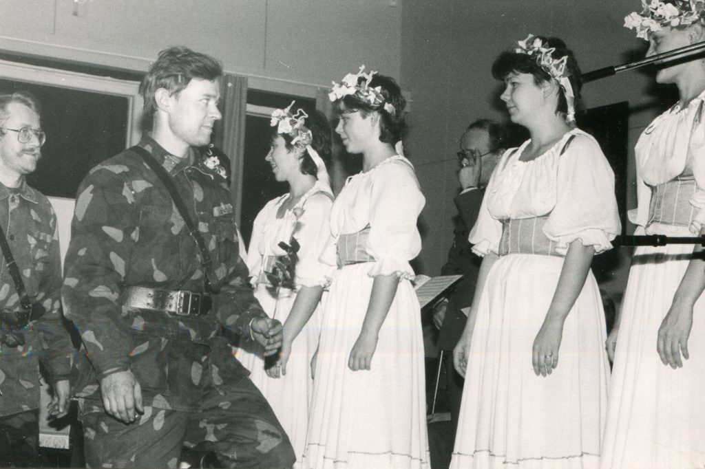 Lopuksi reserviläiset kukittivat esiintyjät, Niinisalon sotilaskoti 10.11.1985. Kuva Perinneyhdistys