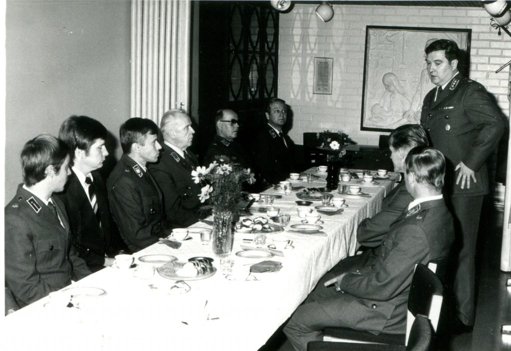 Kenraaliluutnantti Pentti  Multanen vieraili ennen eläkkeelle jäämistään myös Taistelukoulun Toimiupseerikerholla syksyllä 1970. Kuva Perinneyhdistys