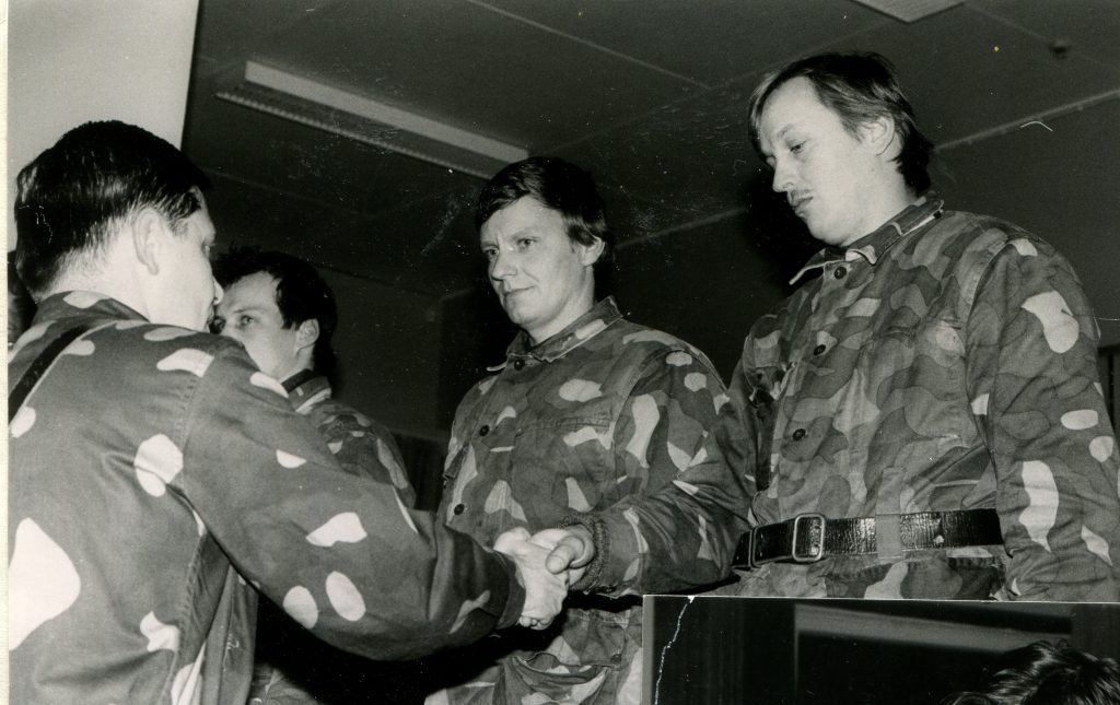 Tilaisuudessa palkittiin parhaat ampujat. Niinisalon sotilaskoti 1985. Kuva Perinneyhdistys