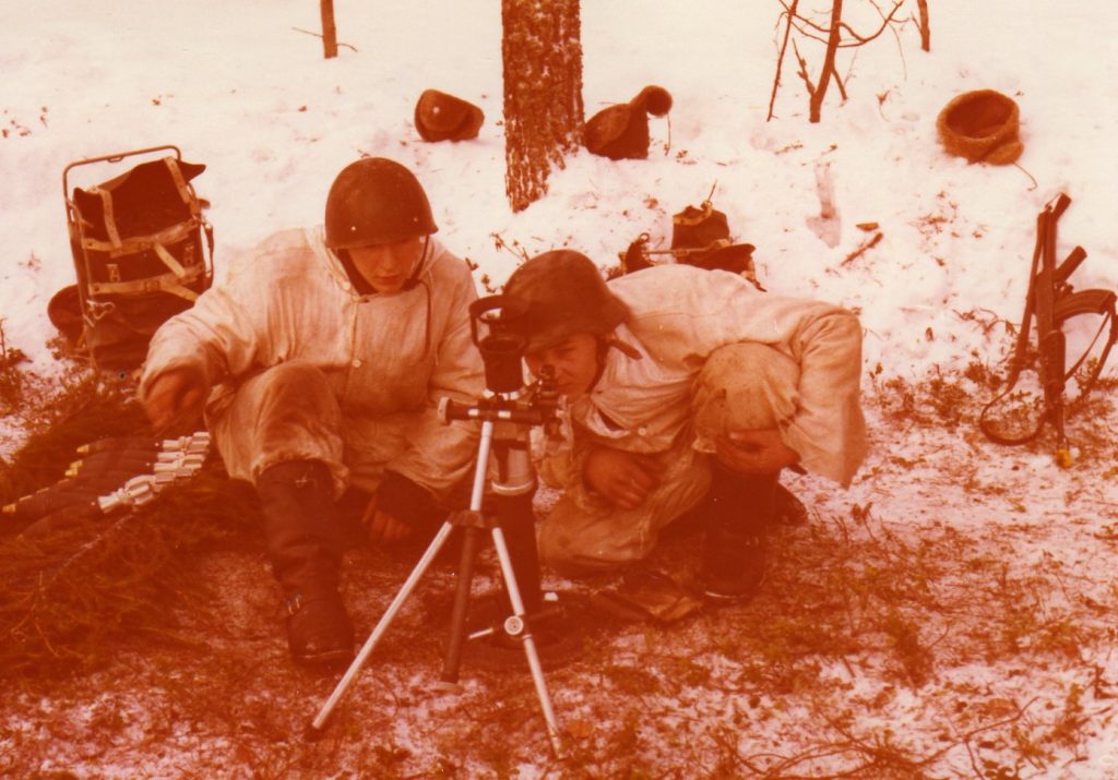 60 mm:n kranaatinheitin kokeiltavana talvisissa olosuhteissa Mäntyharjulla 1977. Kuva Tampella, N. Asikainen