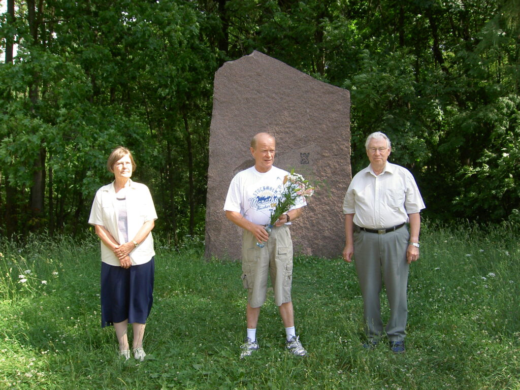 Kukkia laskemassa Säkkijärven kenttähautausmaan muistomerkille 2006. Kuva Reijo Piira