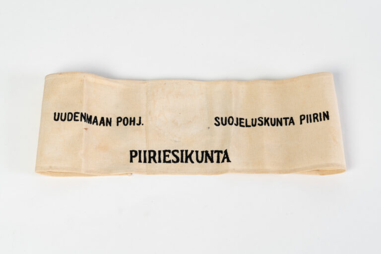 Uudenmaan Pohjoisen Suojeluskuntapiirin käsivarsinauha. Kuva Perinneyhdistys, Teemu Lehto
