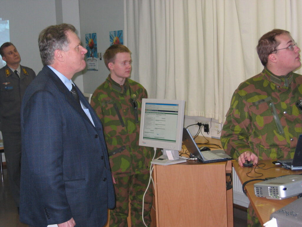 Puolustusministeri Seppo Kääriäinen avaamassa Koulutusportaalin 2004 PVKK:lla.